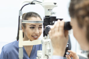 A possibilidade de submeter-se a uma cirurgia para corrigir a miopia é uma perspectiva empolgante para muitas pessoas. No entanto, é essencial compreender os critérios e limites associados a essa intervenção oftalmológica.